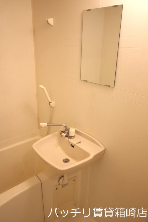 バス・シャワールーム　別号室写真の為現況を優先致します。