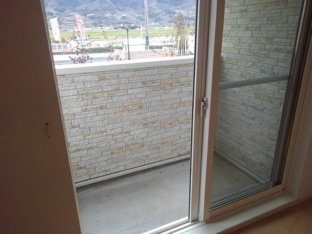 バルコニー　暖かな日差しのふりそそぐバルコニー