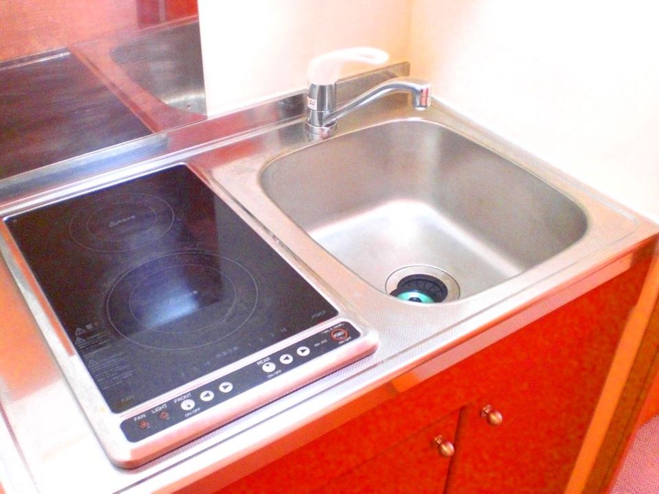 キッチン　電気コンロなので初めての一人暮らしでも安心です。