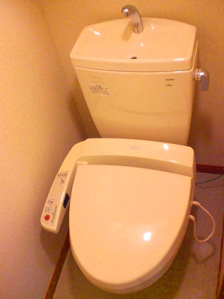 トイレ　温水洗浄便座で寒い冬も快適です。