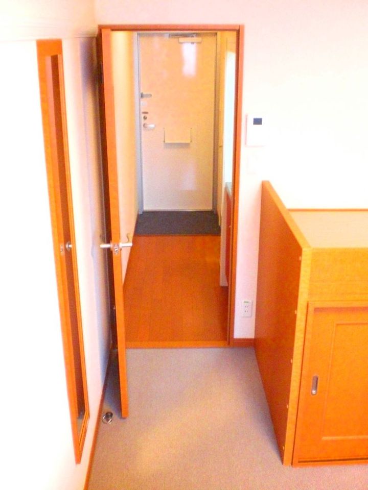 玄関　居室につながる廊下にも日中は日の光が差し込みます。