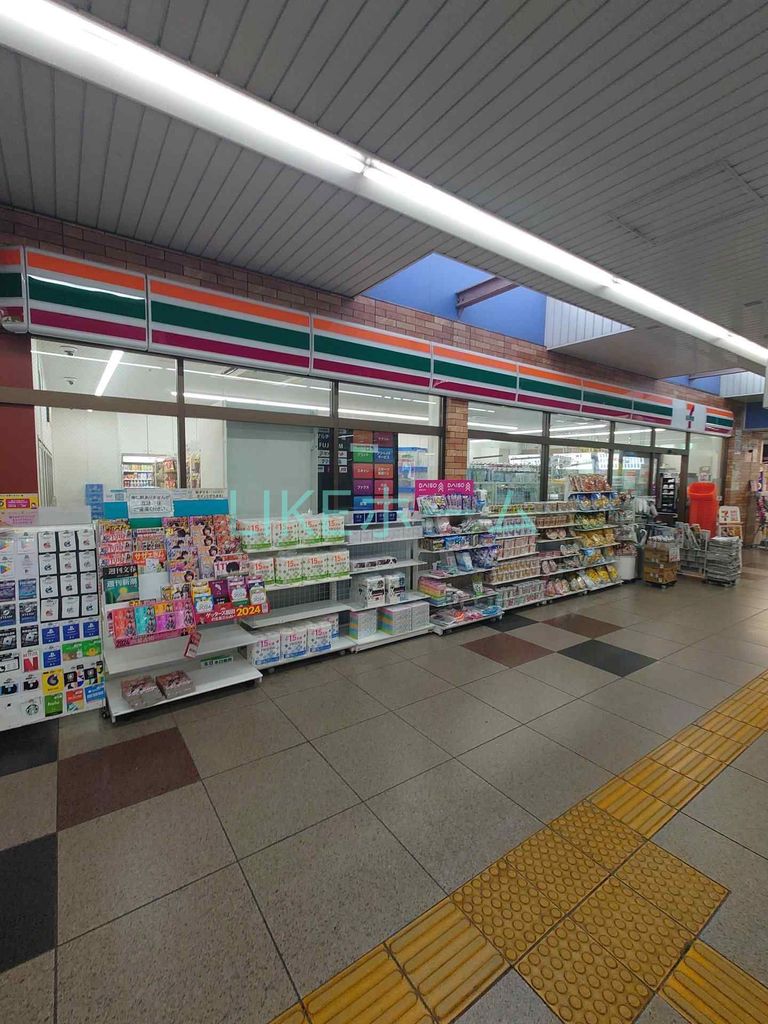 コンビニ　セブンイレブン松戸八柱駅前店（コンビニ）まで140m
