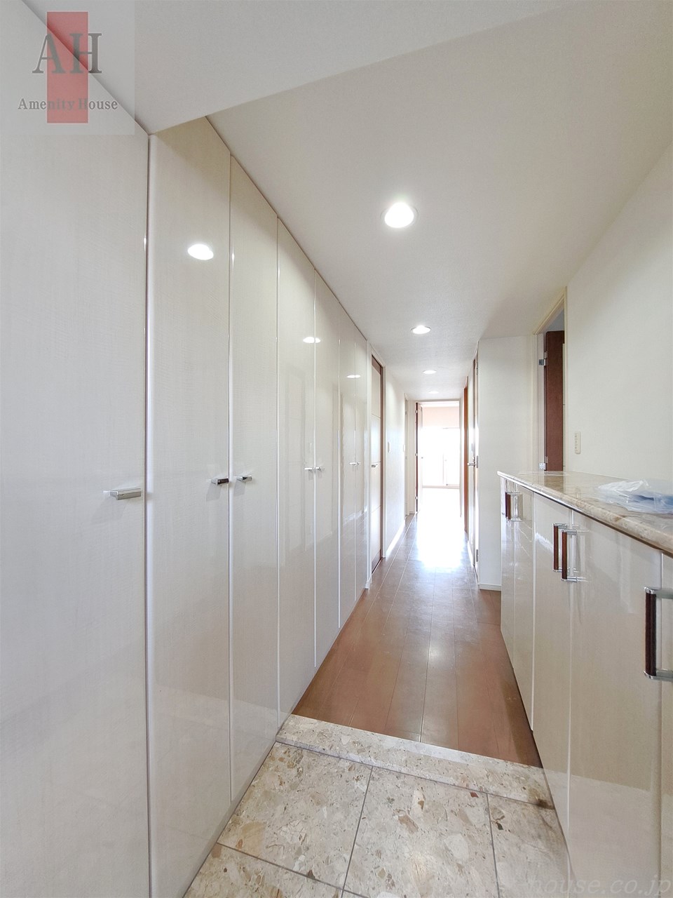 玄関　玄関は壁一面収納になっています♪