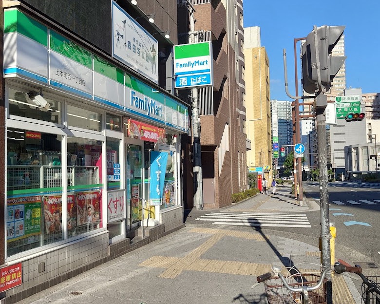 コンビニ　ファミリーマート上本町西一丁目店（コンビニ）まで104m