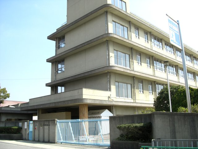 小学校　茨木市立東奈良小学校（小学校）まで605m