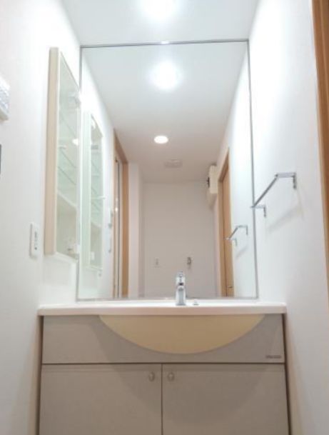 洗面設備　独立洗面台、朝の身支度には欠かせません