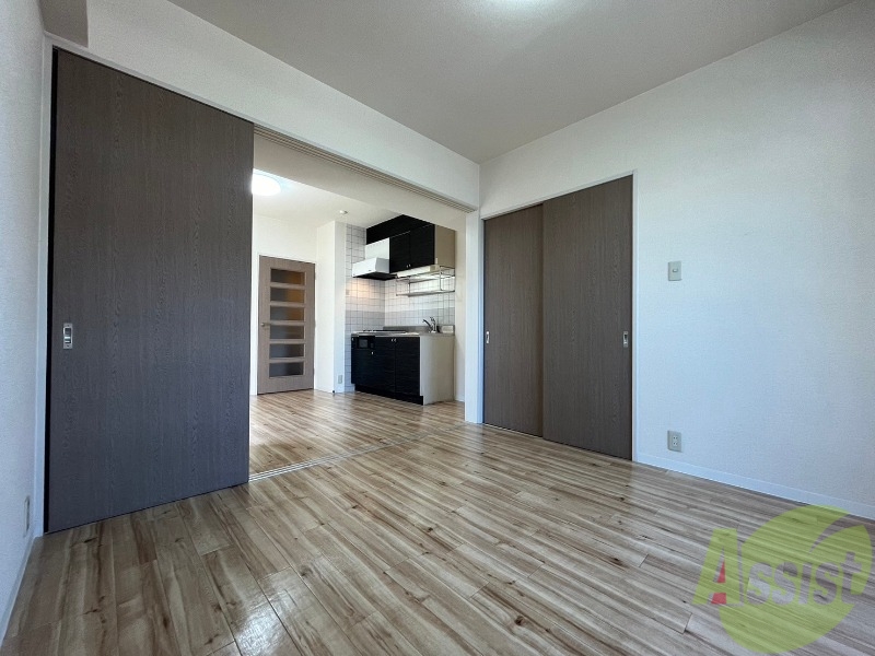 その他部屋・スペース　寝室はこちらです。光が差し込む、温かみのあるお部屋です。