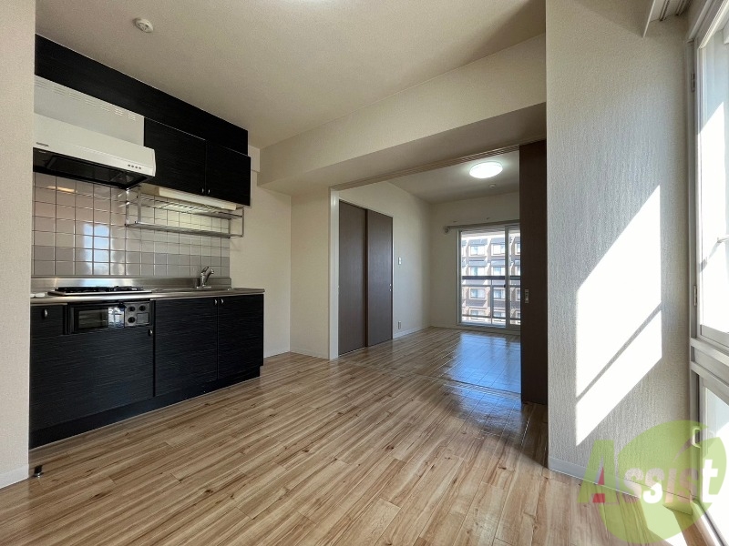 居室・リビング　フローリングと壁のカラーが明るい雰囲気ですね！