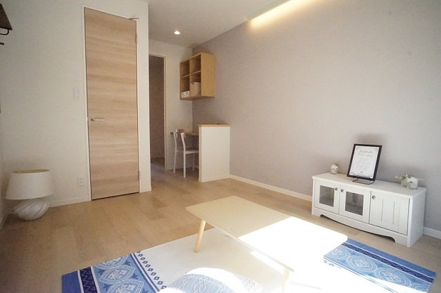 居室・リビング　流行のアクセントクロス☆家具付きではありません。