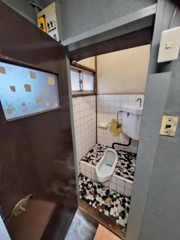 トイレ　あると助かるトイレ付き!床面は美装リフォーム予定です。