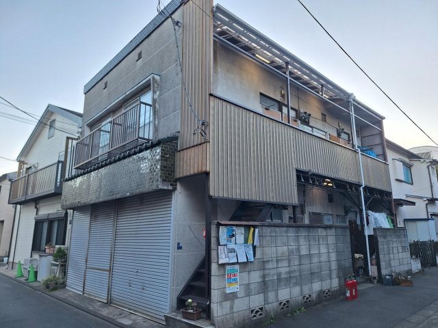 建物外観　軽自動車なら短時間搬出入なら私道に乗りこめます!