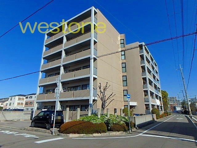 建物外観　タイル張りの重厚感ある外観です