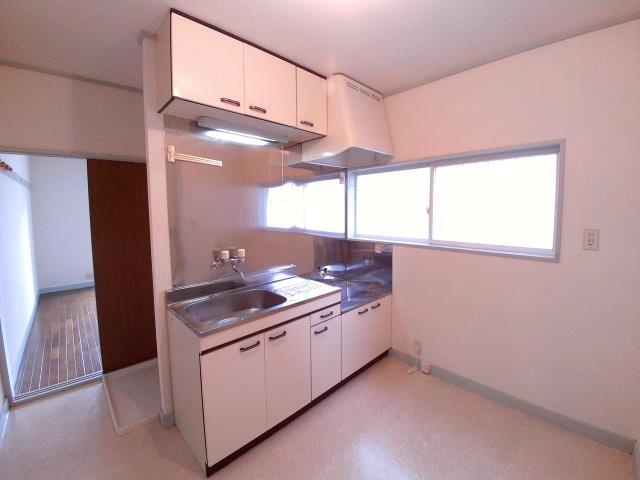 キッチン　角部屋で窓があるキッチン