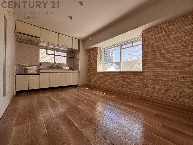 居室・リビング　出窓もついて明るいお部屋です。