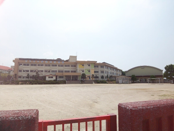 小学校　大村市立旭が丘小学校（小学校）まで596m