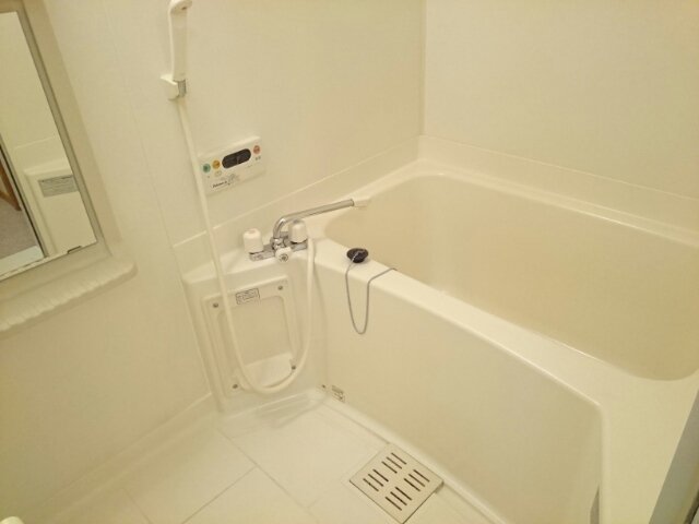 バス・シャワールーム　コンパクトで使いやすいお風呂です
