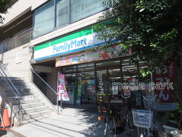 コンビニ　ファミリーマート 川崎梶が谷駅前店（コンビニ）まで252m