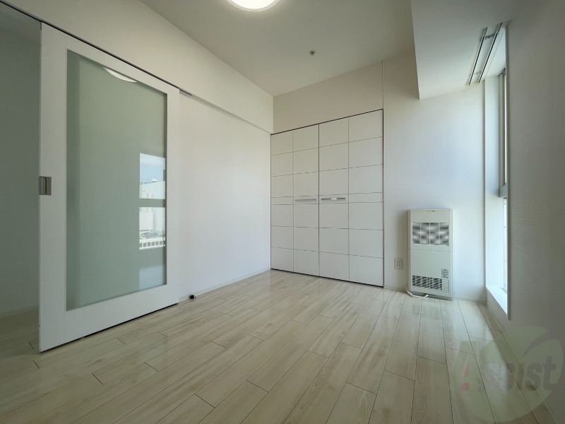 その他部屋・スペース　寝室はこちらです。光が差し込む、温かみのあるお部屋です。