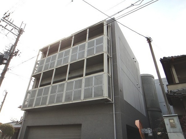 建物外観　宅配ボックス付きで不在時にも便利♪