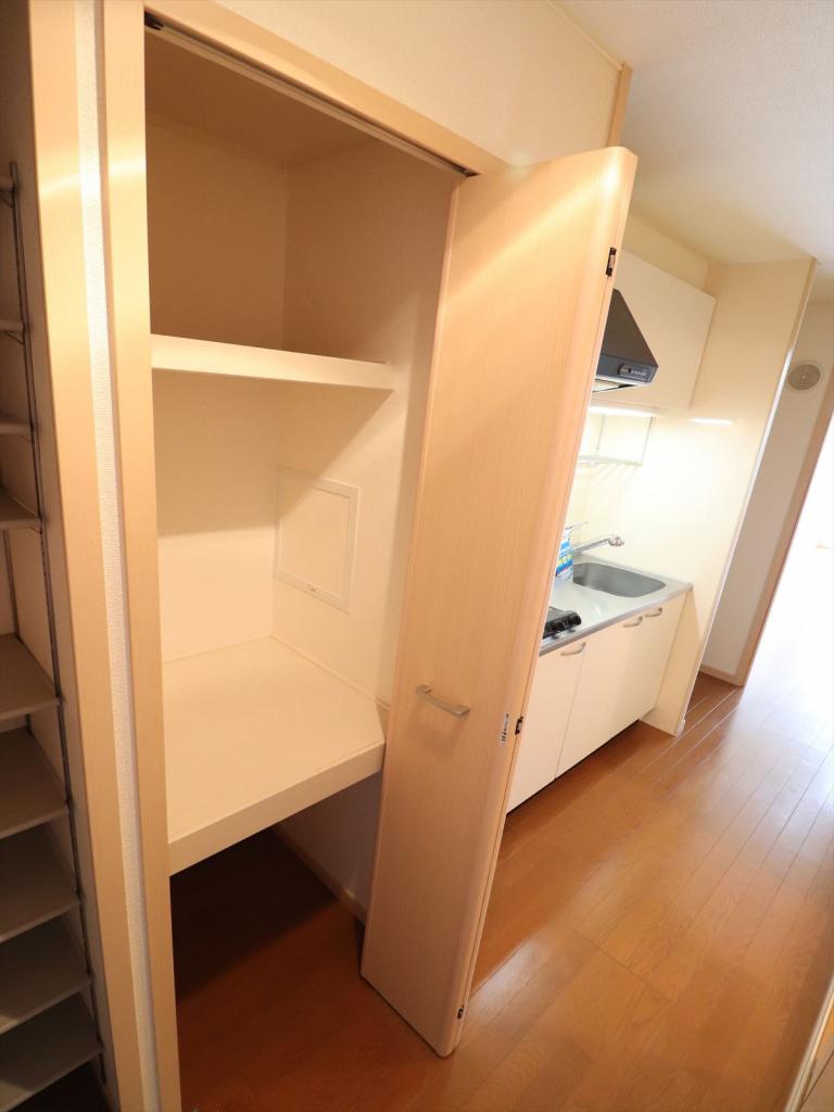 その他　廊下に収納あります