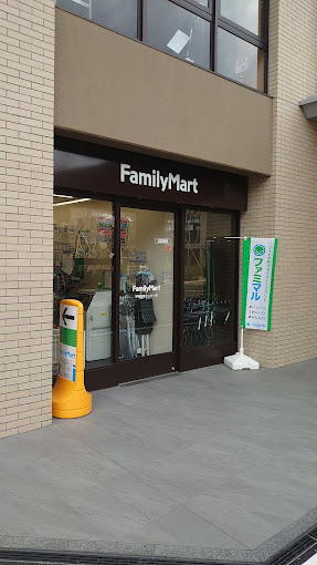 コンビニ　ファミリーマート甲南医療センター店（コンビニ）まで982m