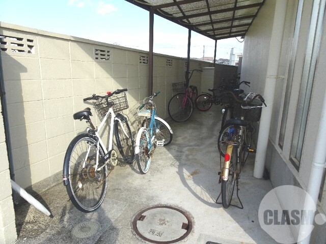 エントランス　屋根付き駐輪場