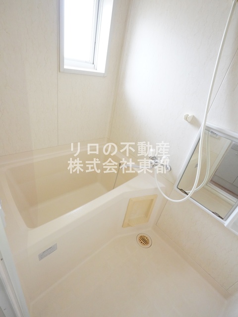 バス・シャワールーム　窓付きのバスルーム♪換気もできて気持ちいいですね♪
