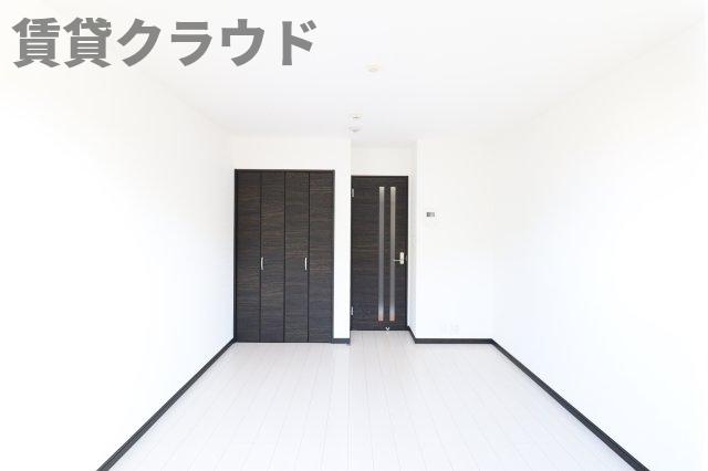 居室・リビング　角部屋なので、窓から入る明かりが気持ちいいお部屋です！