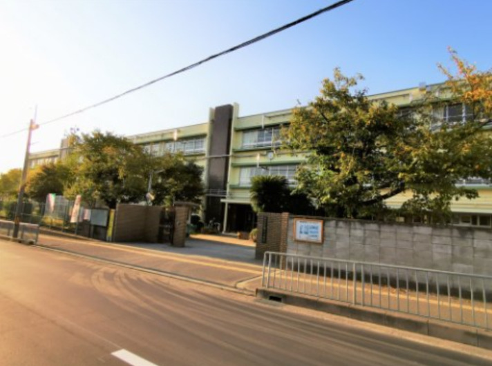 小学校　和泉市立黒鳥小学校（小学校）まで815m