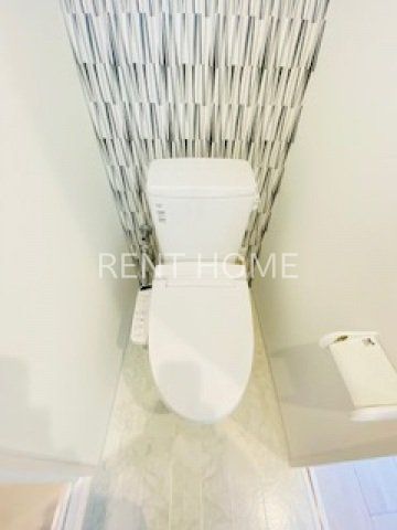 トイレ　温水洗浄便座付きのトイレです。