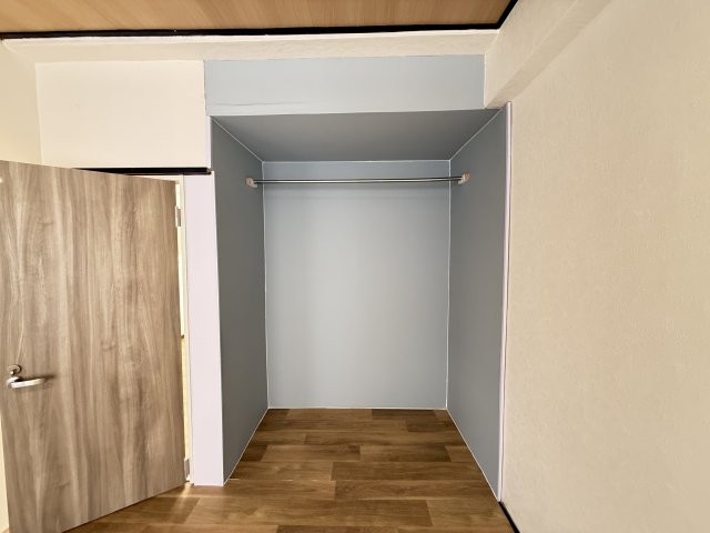 収納　高さがあるのでコート類も収納できます。