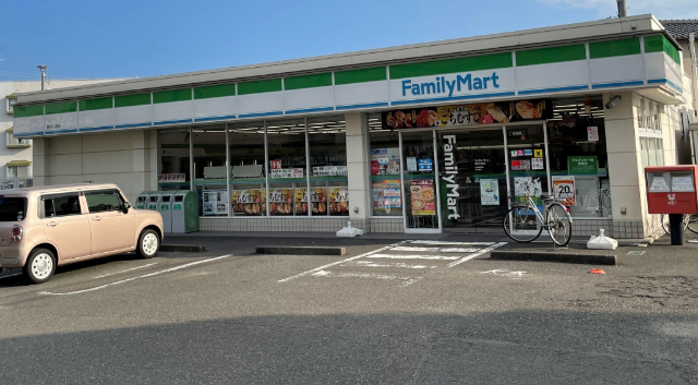 コンビニ　ファミリーマート（コンビニ）まで800m