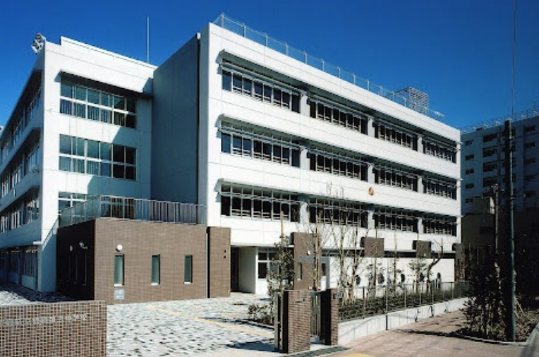 中学校　板橋区立板橋第三中学校（中学校）まで367m