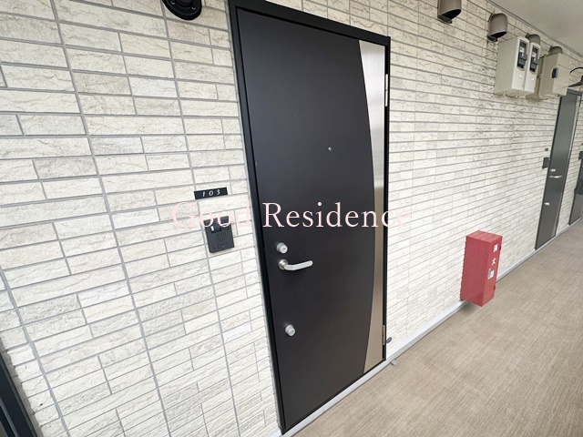 玄関　【南向き物件です！】