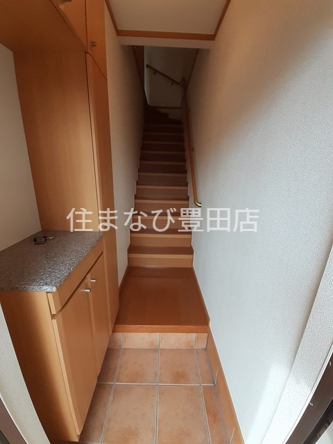 玄関　同型別部屋写真（反転）