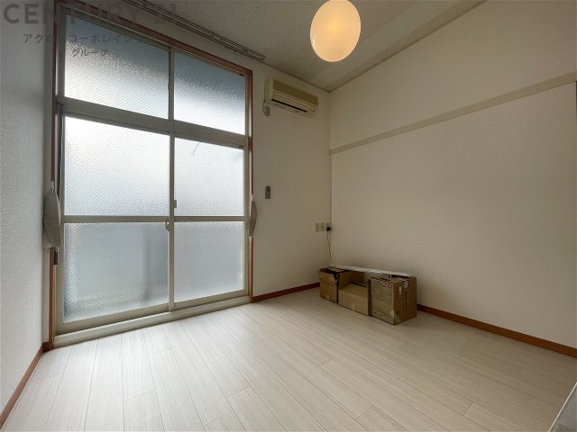 居室・リビング　ロフト付きの6帖の洋室です♪