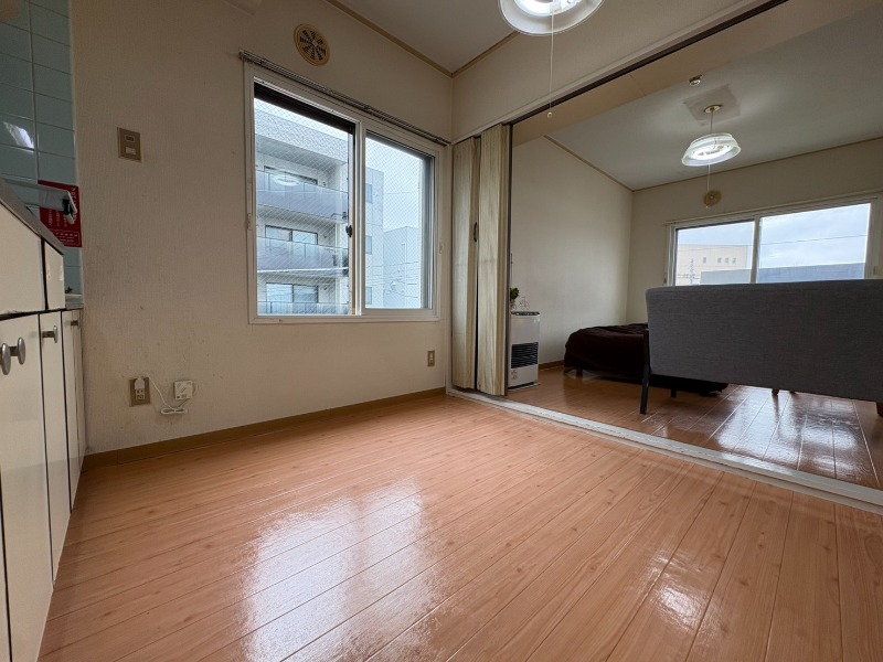 居室・リビング　７．５帖の洋室が広がっています。シックで落ち着きのあるお部屋