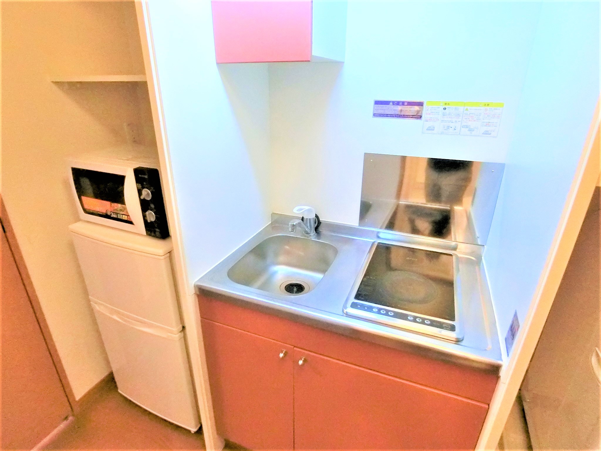 キッチン　キッチンに２口コンロと２ドア冷蔵庫・電子レンジを完備です☆