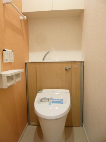 トイレ　落ち着いた色調のトイレです