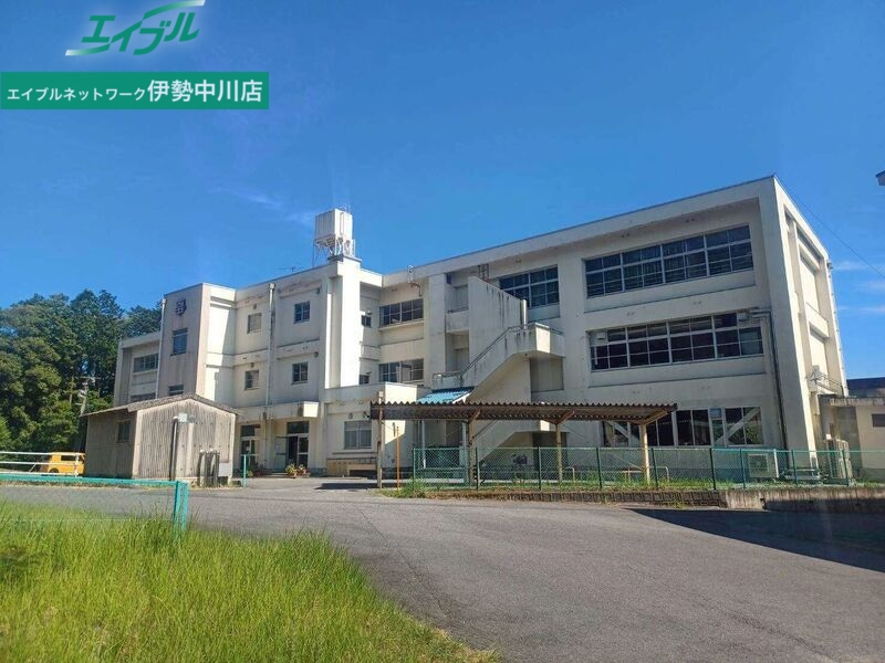 中学校　津市立久居西中学校（中学校）まで386m