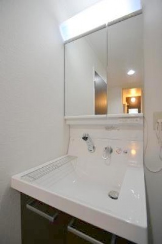 洗面設備　写真は別のお部屋です。（現況を優先してください）