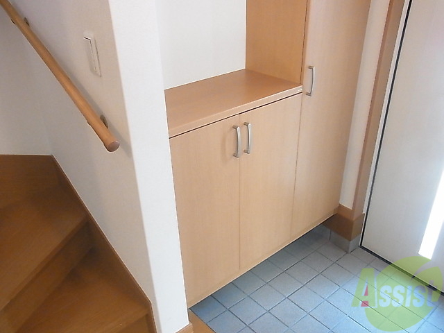 トイレ　玄関から階段へ柔らかな木の温もりを感じます。