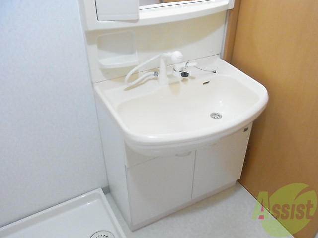洗面設備　シャンプードレッサーの付いた爽やか洗面台でオシャレしよう。