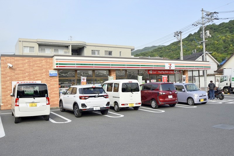 コンビニ　セブンイレブン広島海田曙町店（コンビニ）まで384m