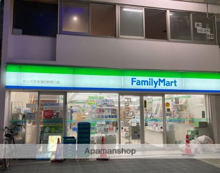 コンビニ　ファミリーマート サンズ京急蒲田駅西口店（コンビニ）まで221m