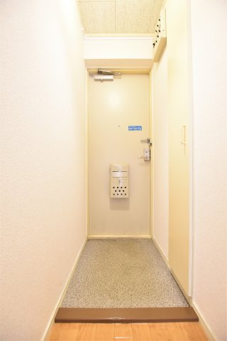 玄関　画像は別号室。ご参考にどうぞ