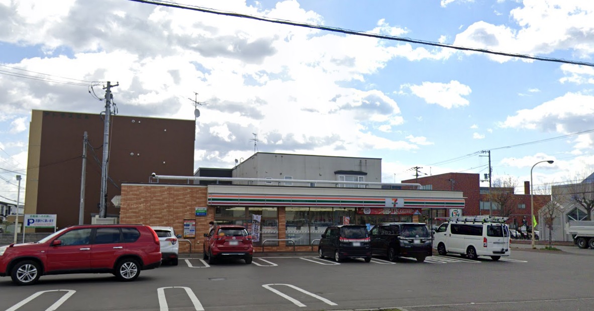 コンビニ　セブンイレブン北広島朝日町店（コンビニ）まで589m