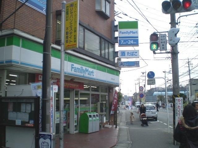 コンビニ　ファミリーマート（コンビニ）まで328m
