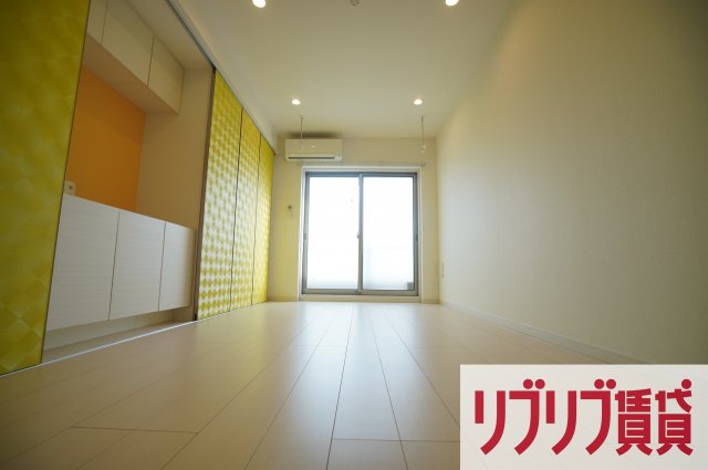 ＪＲ外房線 本千葉駅 徒歩10分 3階建 築11年の居間写真