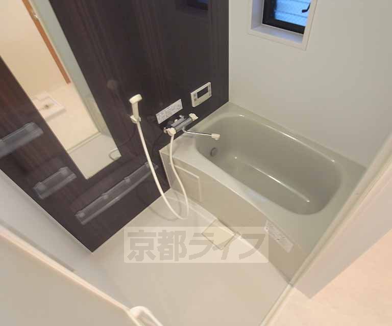 バス・シャワールーム　お風呂に窓付き、換気もしやすいですね。